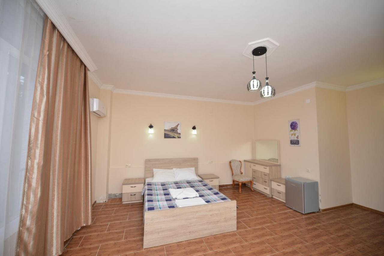Hulus Hotel Makhinjauri Exteriör bild